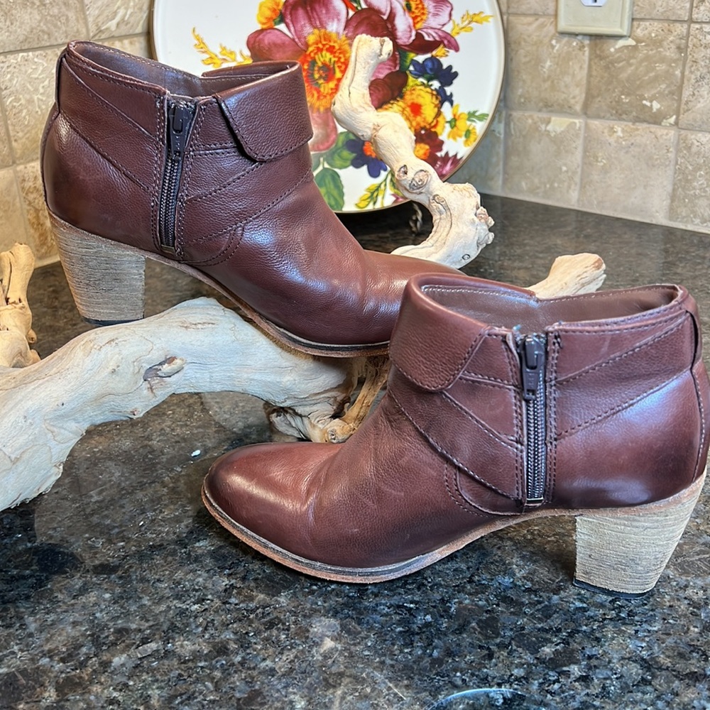 Johnston and Murphy brown  leather heeled bootie